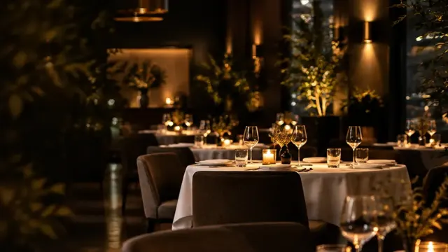Gedeckte Tische in einem Restaurant am Abend